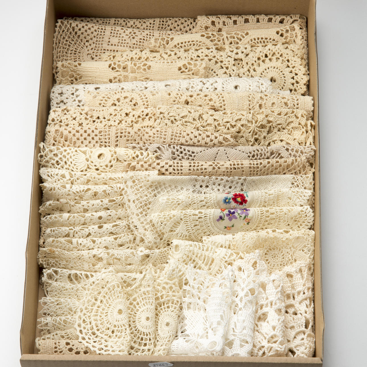 GEHÄKELTE TISCHDECKEN.