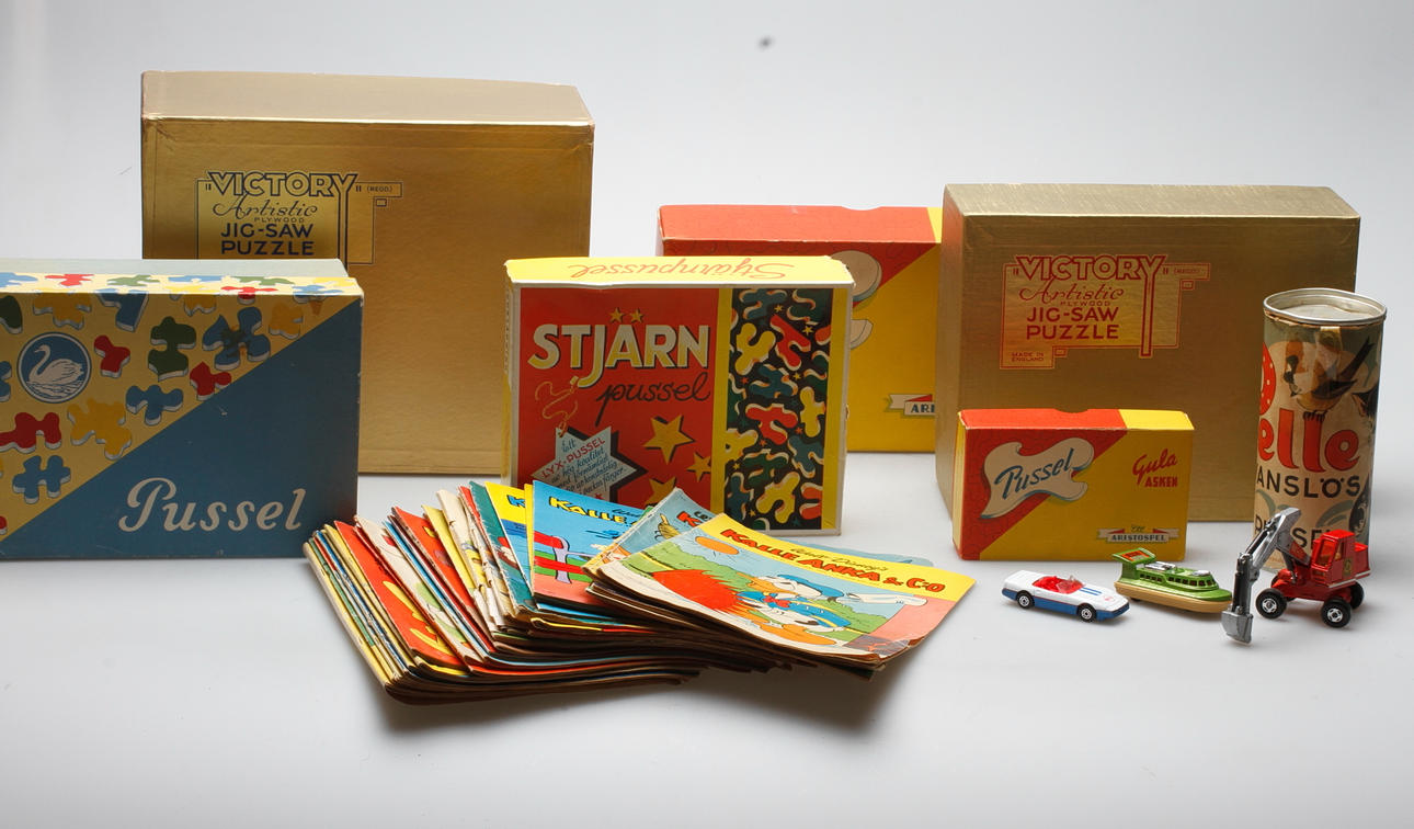 LEKSAKER, pussel, serietidningar, bilar, 1900-talets andra hälft.