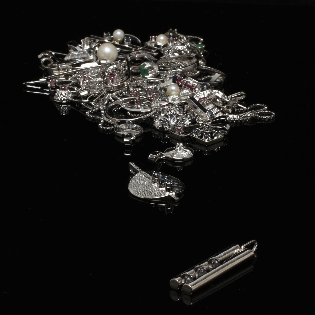 SMYCKEN, 39 delar, silver med slipade stenar samt odlade pärlor, 1900-talets andra hälft.