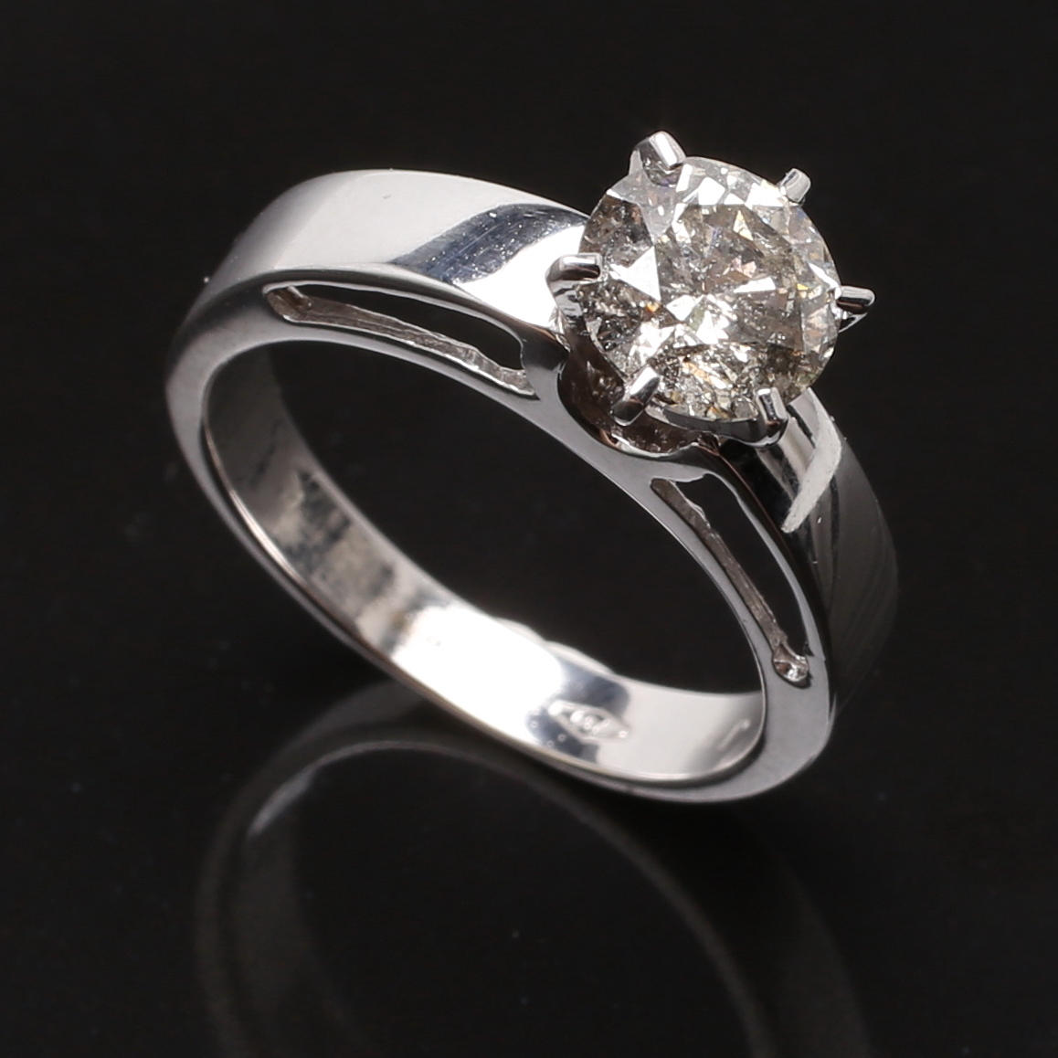 RING i 18K vitguld med solitär diamant 1,0 ct.