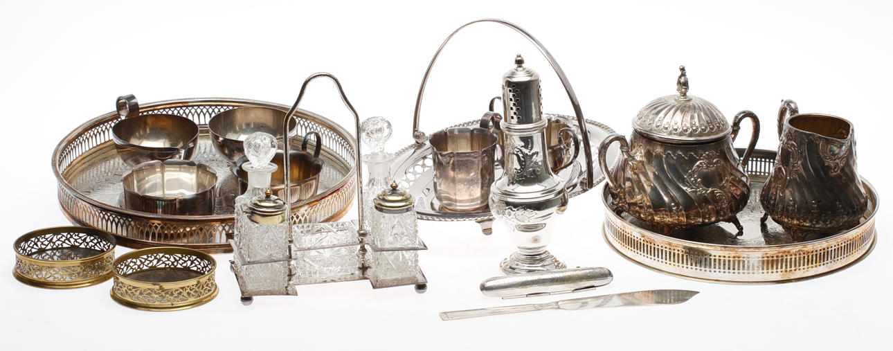 SERVISDELAR, nysilver och glas, bl.a. England, 1900-tal.