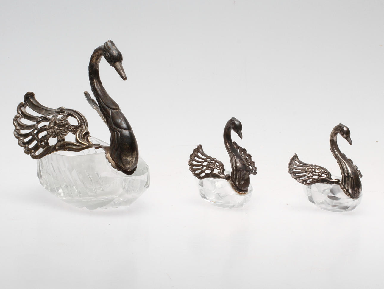 SALT, PEPPAR OCH SOCKERKAR samt SKED, 3 delar, glas och silver, 1900-tal.