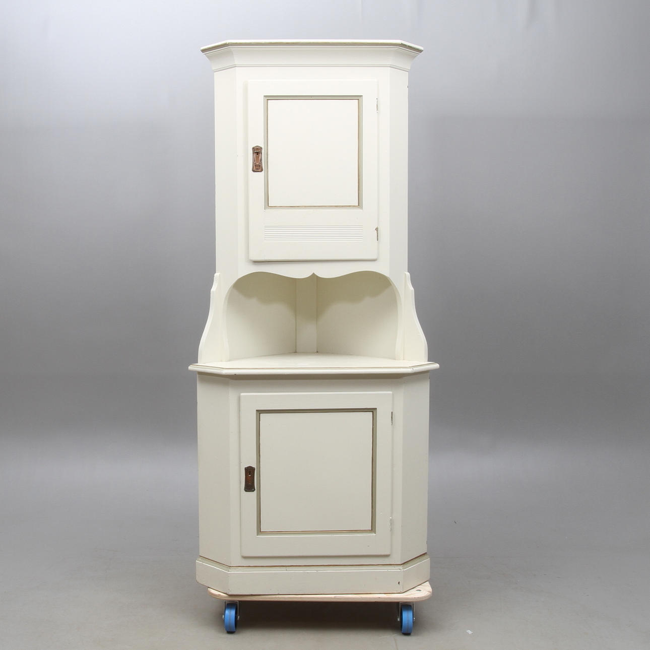 HÖRNSKÅP, 1900-tal.