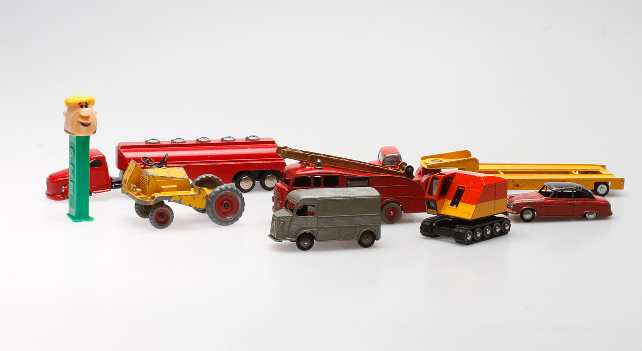 LEKSAKER, bland annat Märklin, Tekno, Dinky Toys samt PEZ-APPARAT, "Barney".