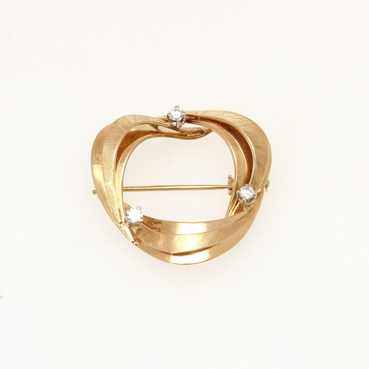 BROSCH, 18 k rödguld med 3 diamanter, totalt ca 0,21 ct. Vikt 8,2 g.