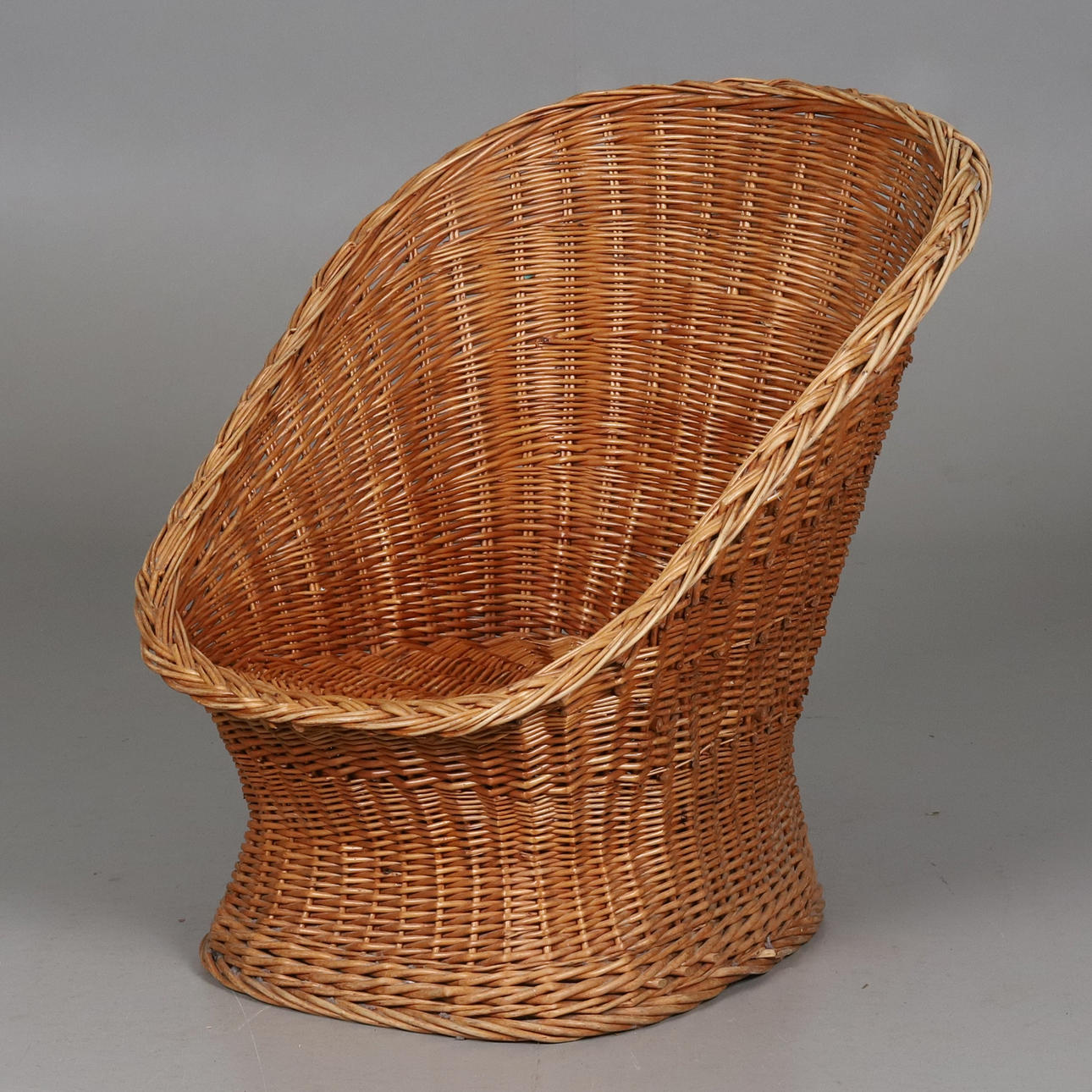 Una silla de mimbre, años 60.