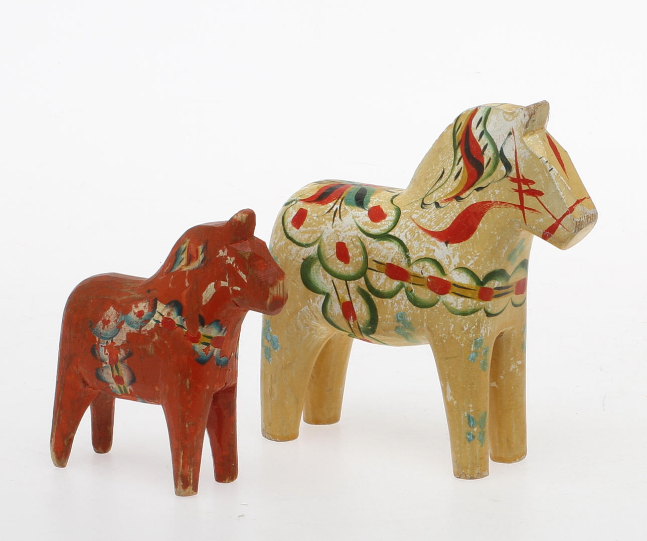 DALAHÄSTAR, 2 st, polykromt bemålat trä.