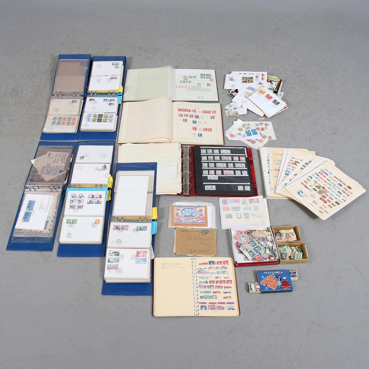 FRIMÄRKEN, en låda, 1900-tal. ca 16 kg.