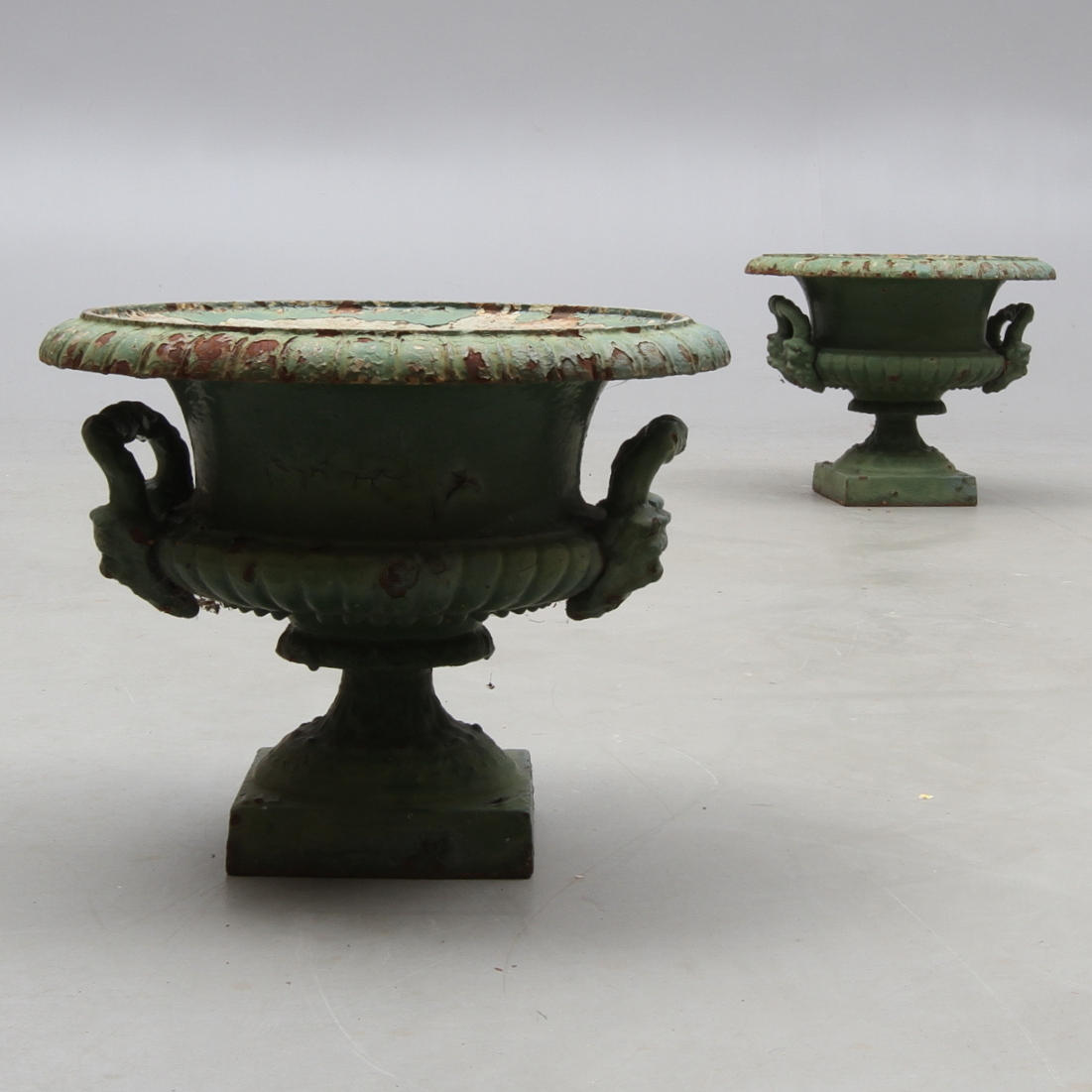 TRÄDGÅRDSURNOR, 1 par, gjutjärn, Skoglund & Olson No 7, 18/1900-tal.