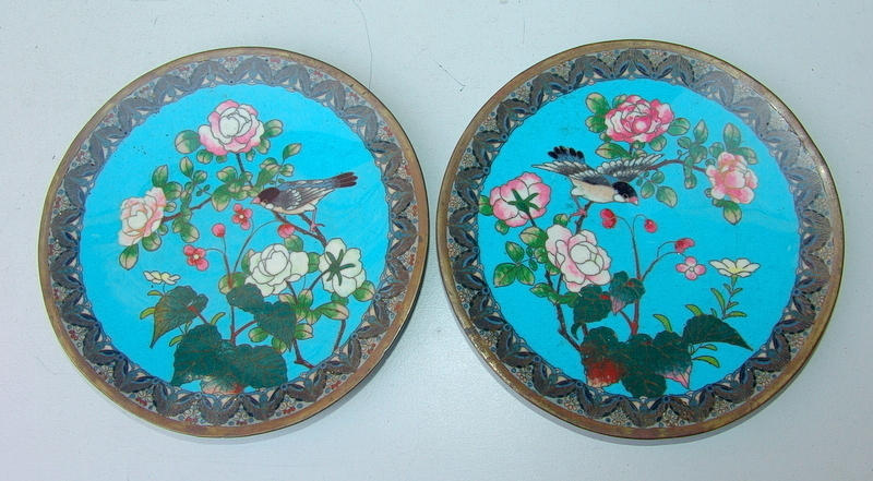 CLOISONNE TALLRIKAR, 2 delar omkring 1900.