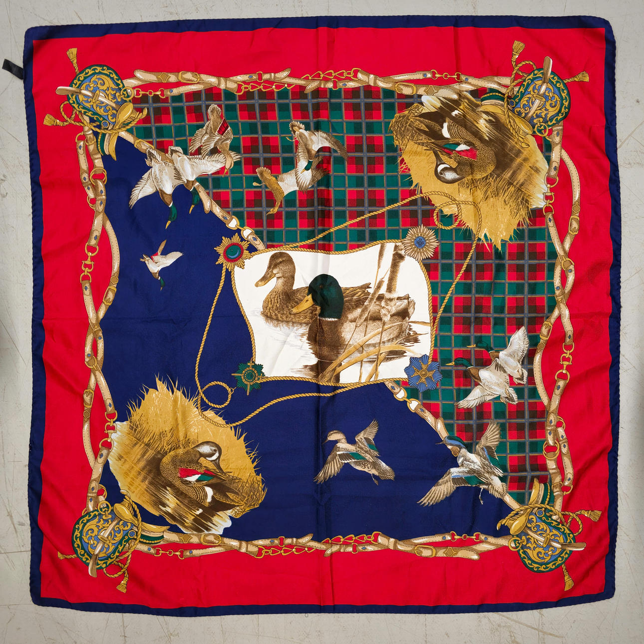 CARRÉ SCARF IN SCOTTISH SILK. DUCKS.