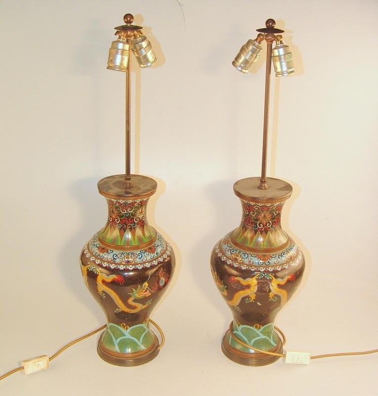 STORA CLOISONNEVASER, ETT PAR, Kina omkring 1900.