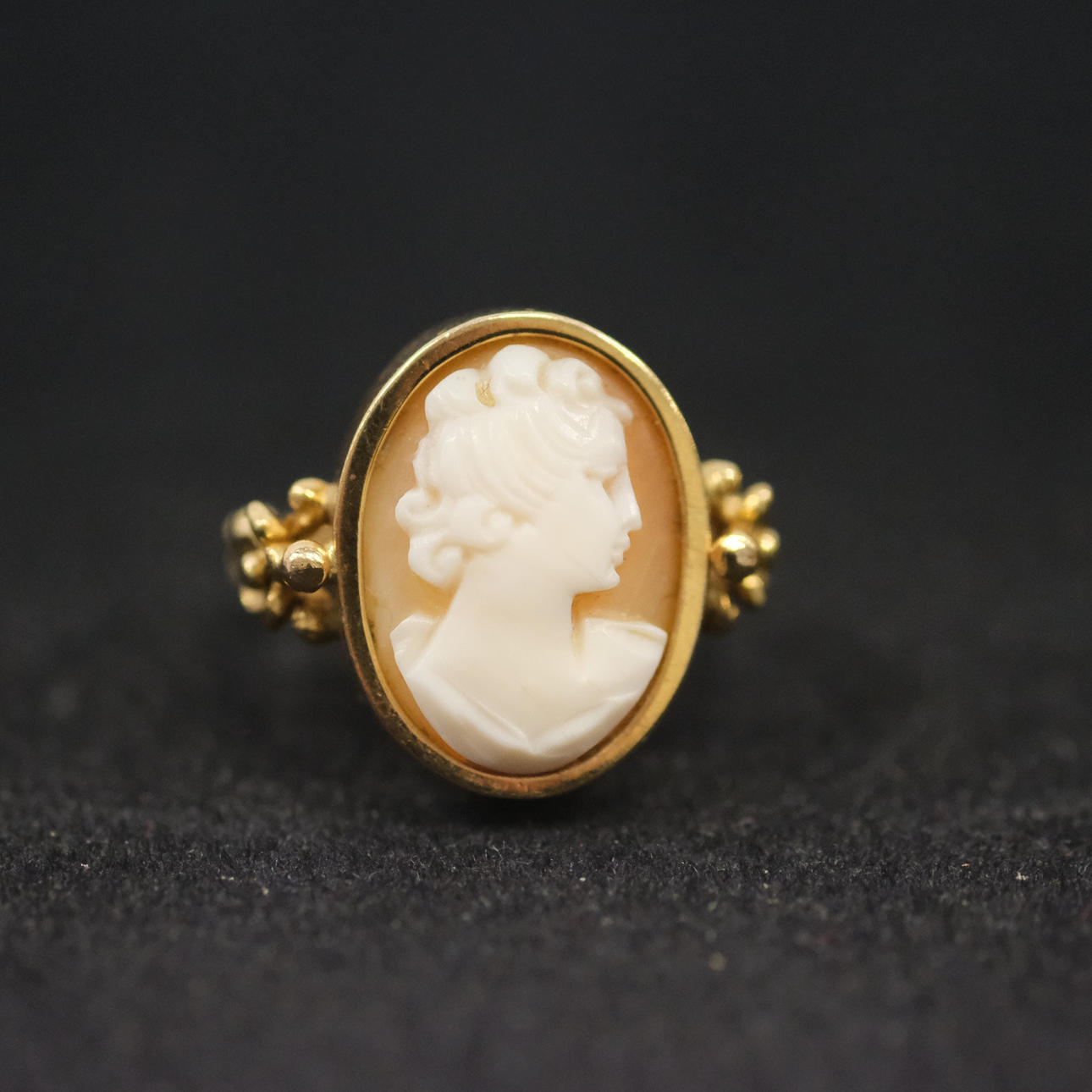RING MED KAMÉ, 18K GULD.