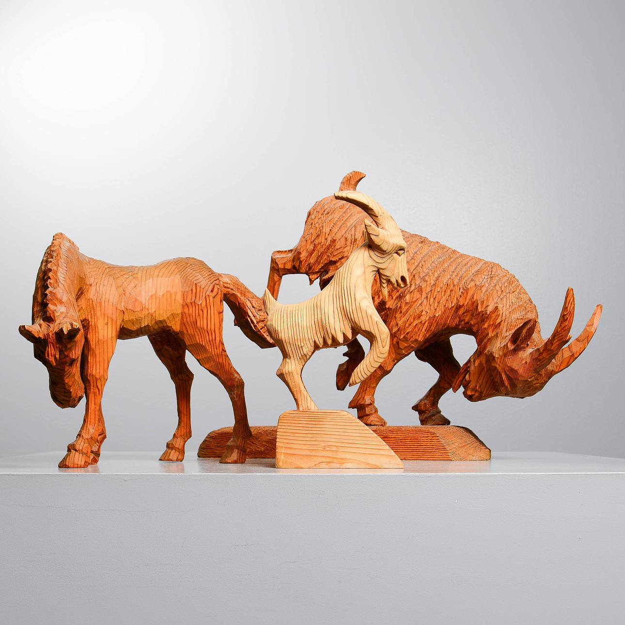 UDSKÅRNE SKULPTURER, træ, 3 stk.