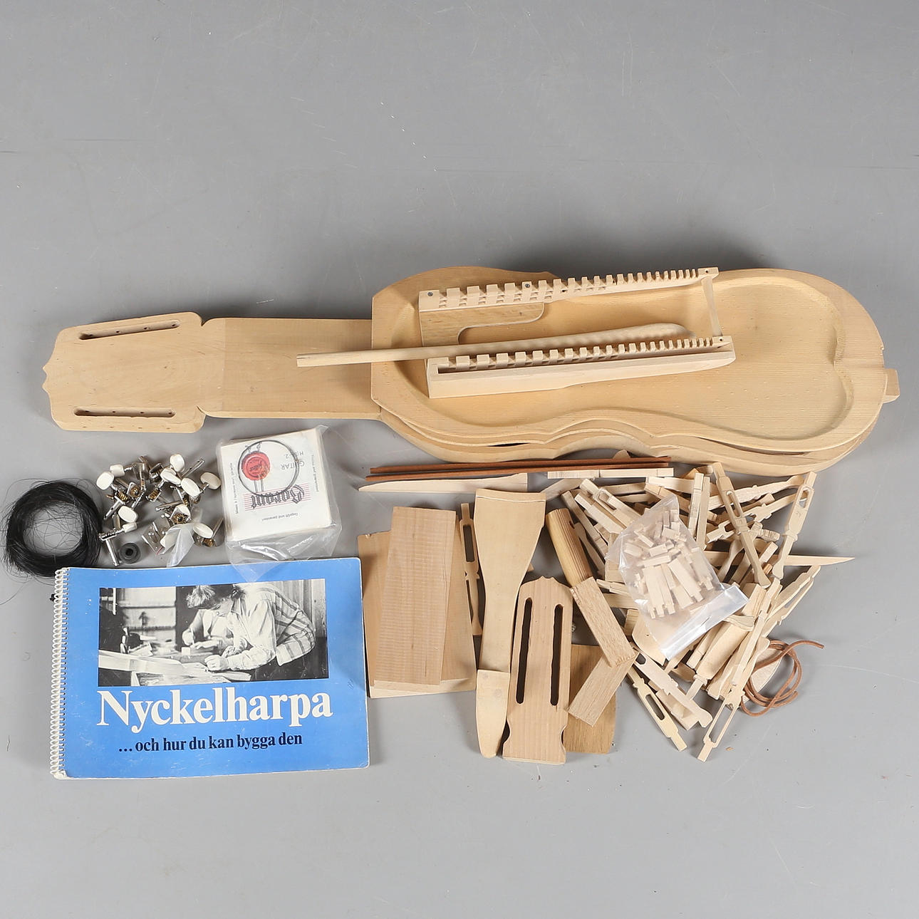 BYGGSATS samt BOK, Nyckelharpa och hur du kan bygga den, tryckt 1974.
