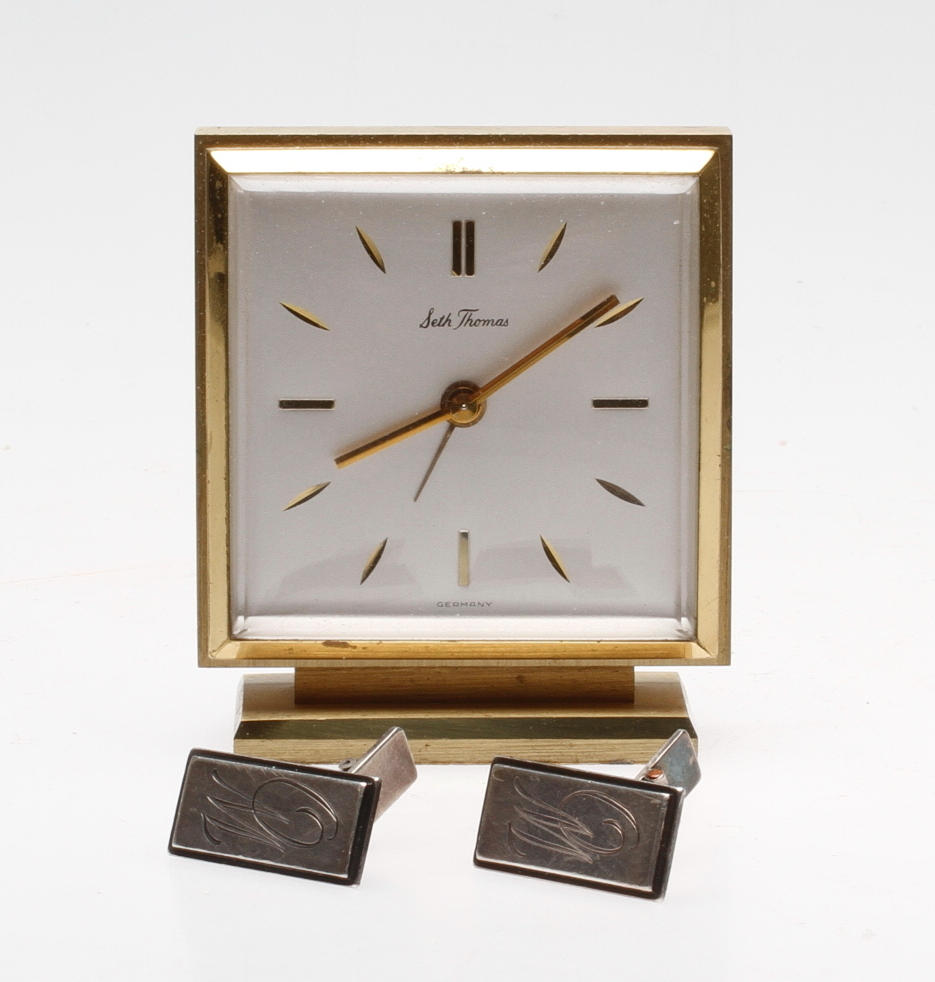 RESEUR, Seth Thomas samt MANSCHETTKNAPPAR, ett par, silver, 1900-tal.