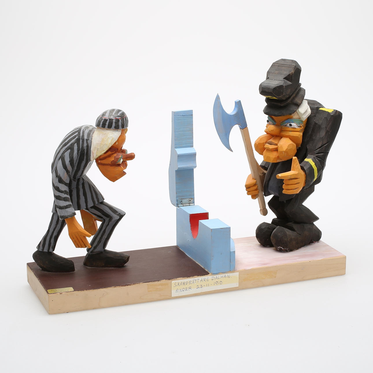 SKULPTUR, snidat trä, "Skarprättare Dalman, Ander 23-11-1910", Rune Engström.