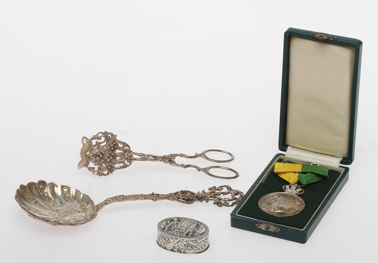 PARTI SILVER, 4 delar. Tot vikt (inkl band på medalj) ca 132 gram.