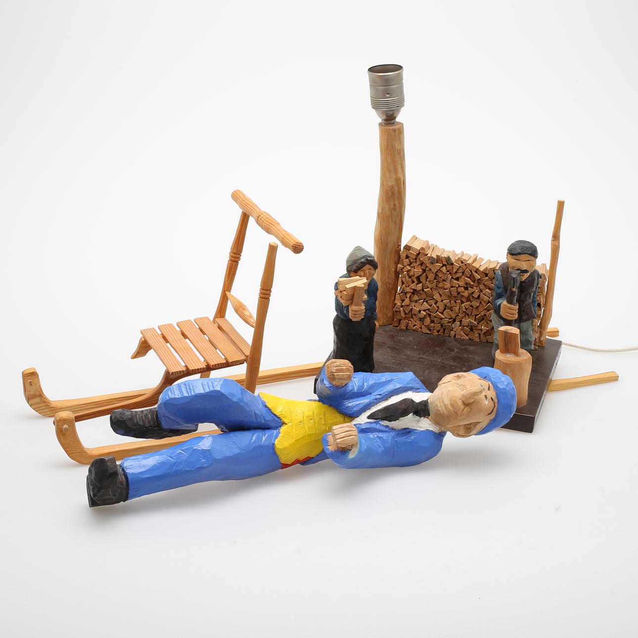 BORDSLAMPA och KRONBLOM, snidat trä, signerade.