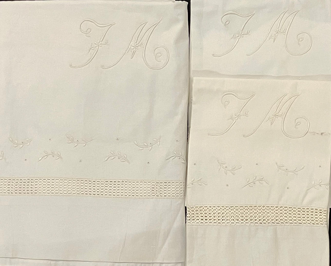 Embroidered cotton bed linen set, 20th Century.