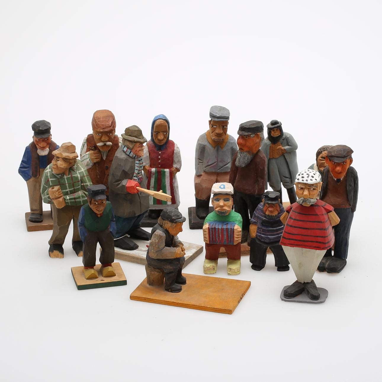 SKULPTURER, 15 st, snidat trä.