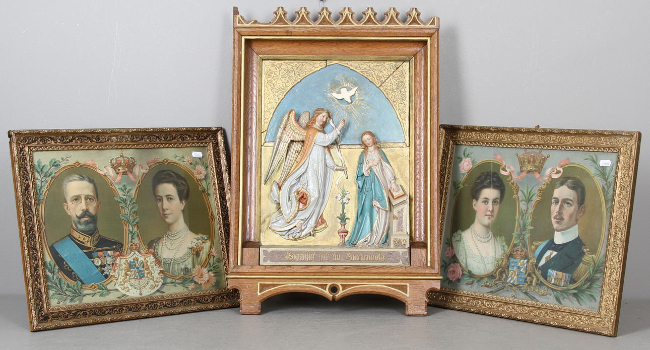 RELIEFTAVLA, samt 2 OLJETRYCK C:a 1900.