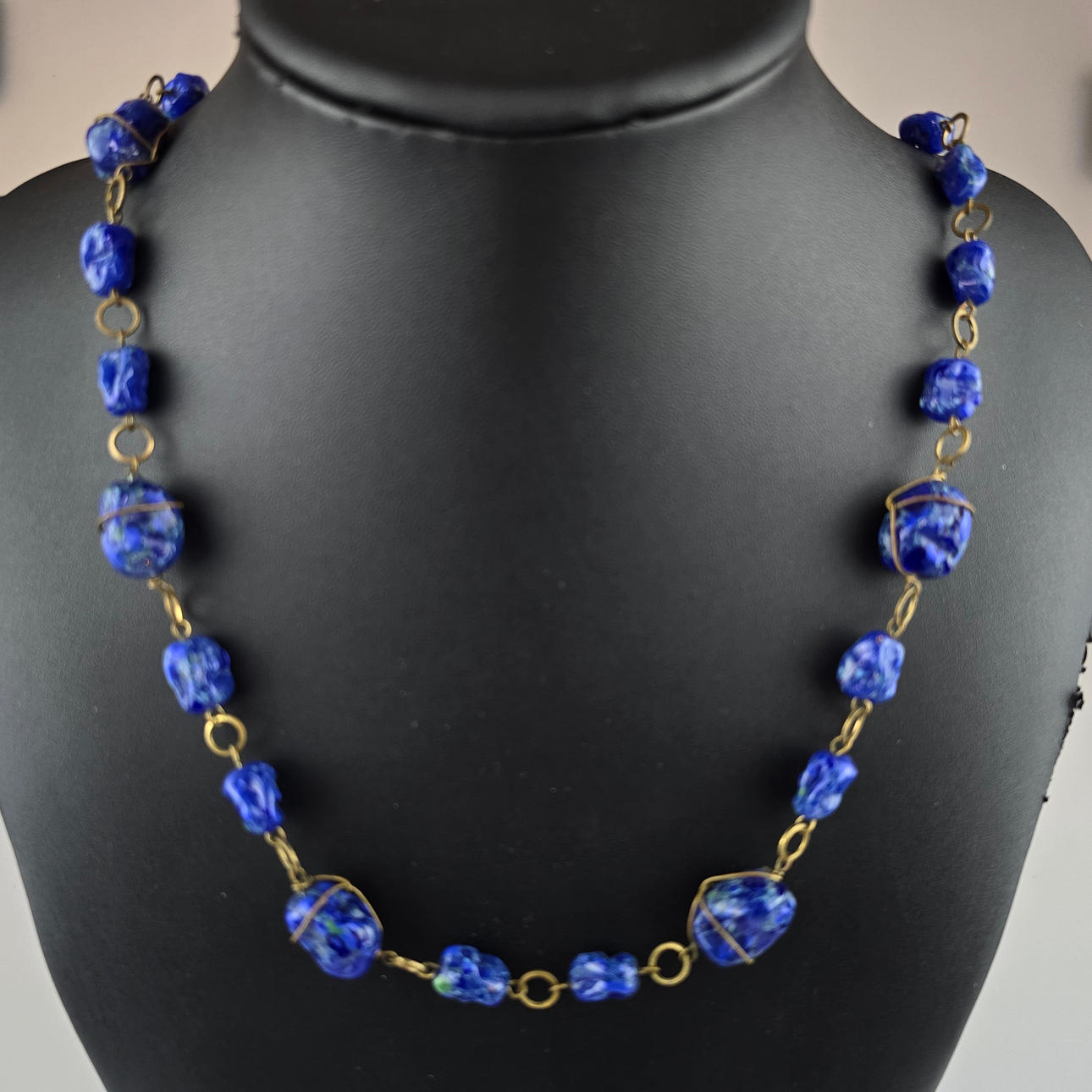 VINTAGE LAPIS NECKLACE, L. CA. 75 CM.
