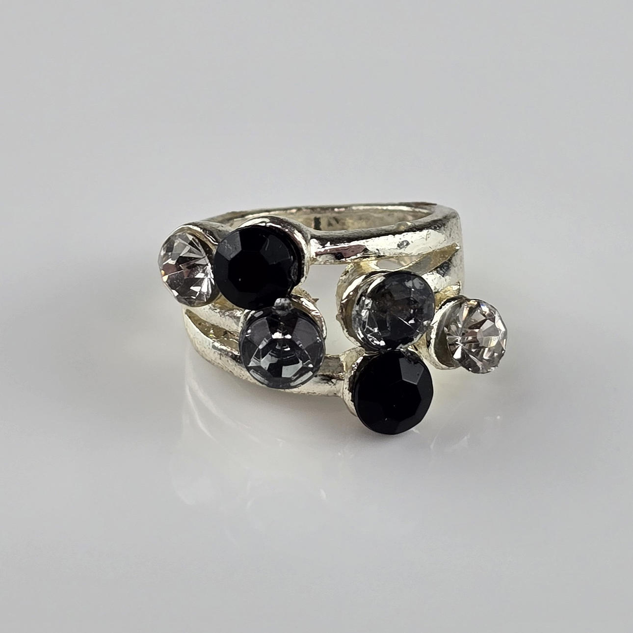 VINTAGE RING WITH COLORFUL GEMSTONES.