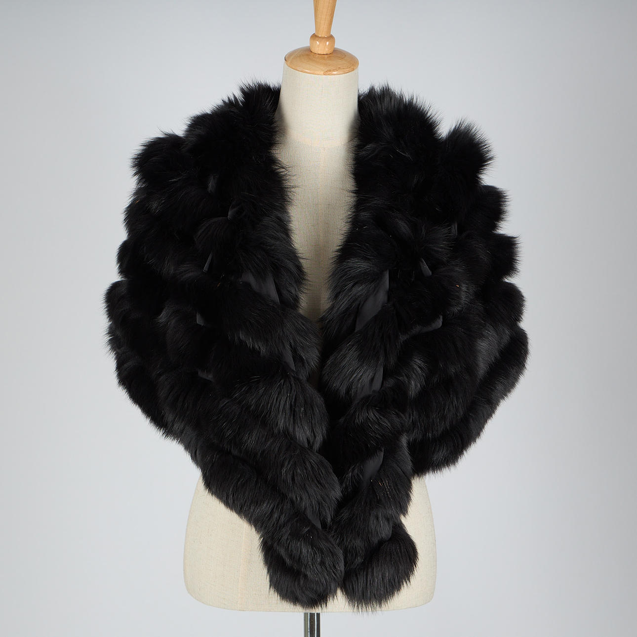 CHRISTIAN DIOR, stoola, turkista. Vintage-vaatteet ja asusteet - Auctionet