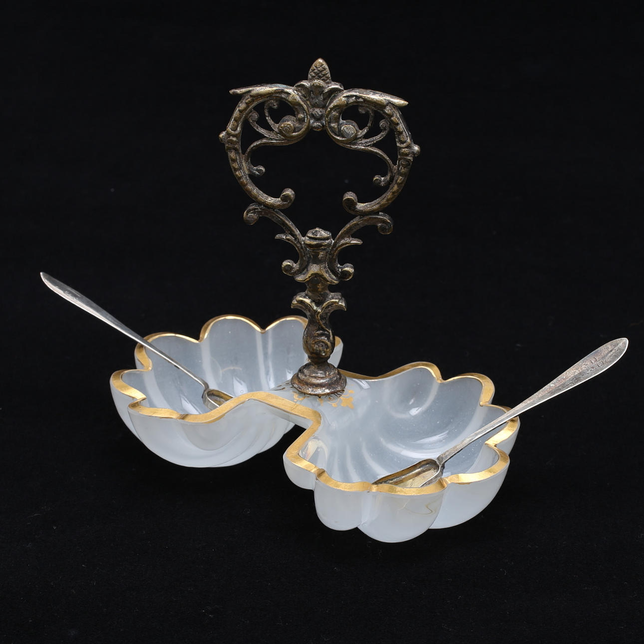 SALTKAR, opalinglas, omkring 1800-talets mitt.