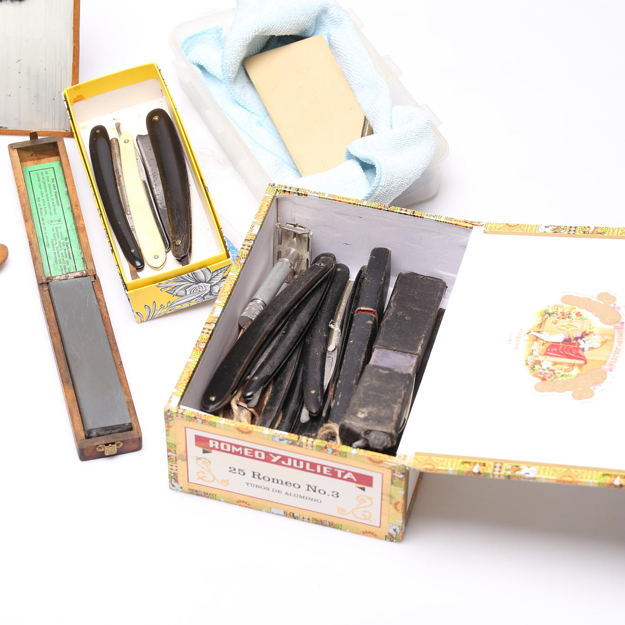 LOT OF RAZORS AND BOXES, including Eskilstuna. Weapons & Militaria ...