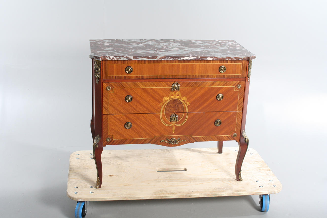 BYRÅ MED STENSKIVA, rokokostil, 1900-tal.