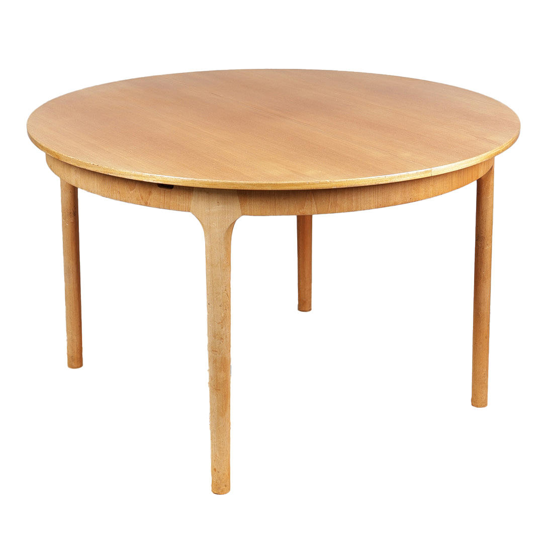 A MID 20TH CENTURY TEAK MCINTOSH EXTENDING DINING TABLE.