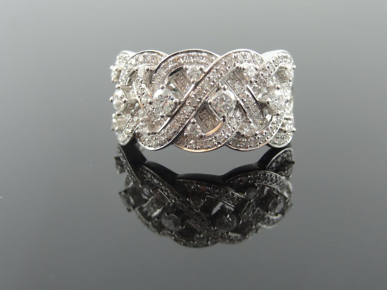 MAGISKA FYRA DESIGN DIAMANTRING 1,03cts 14k guld.