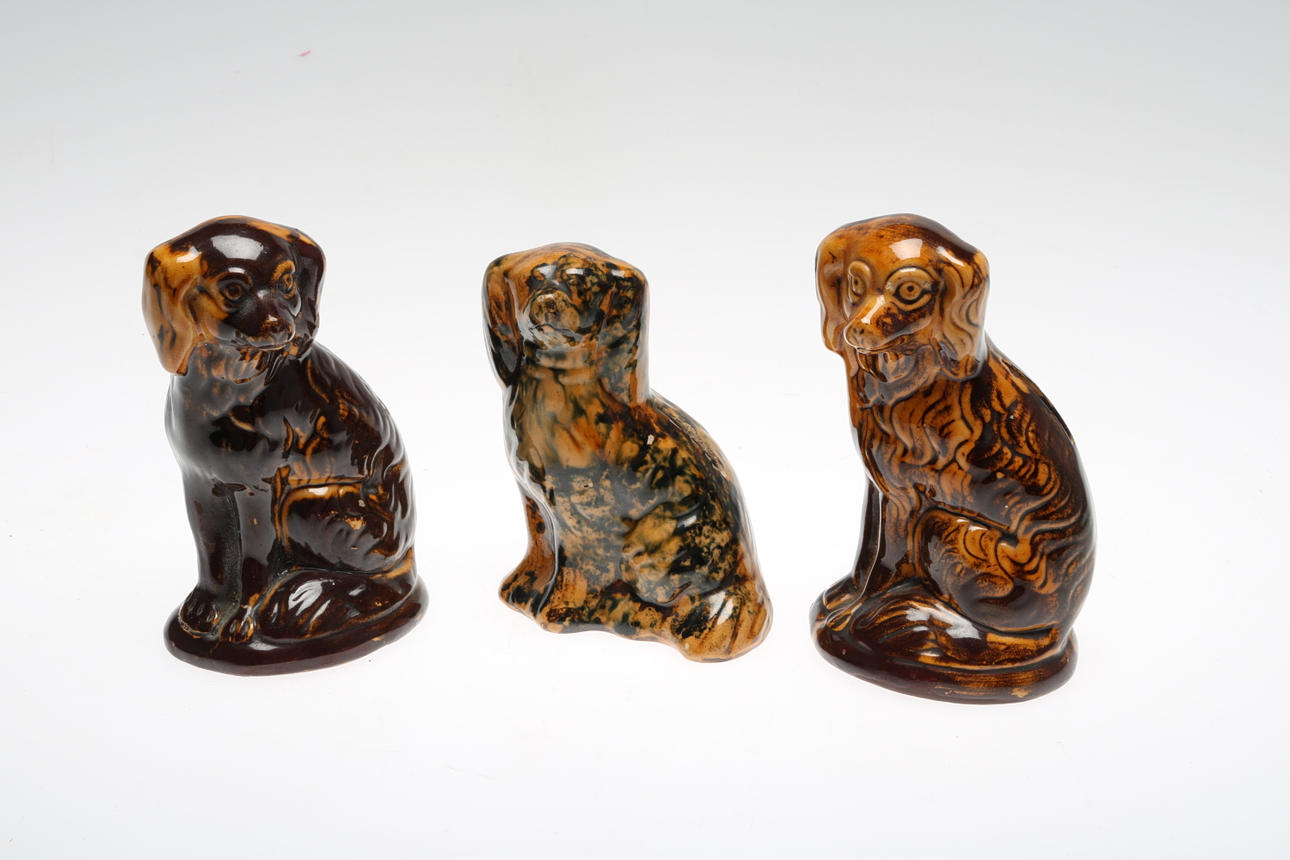 SPARBÖSSOR, 3 st, hundar, keramik, Tillinge, 1800-tal.