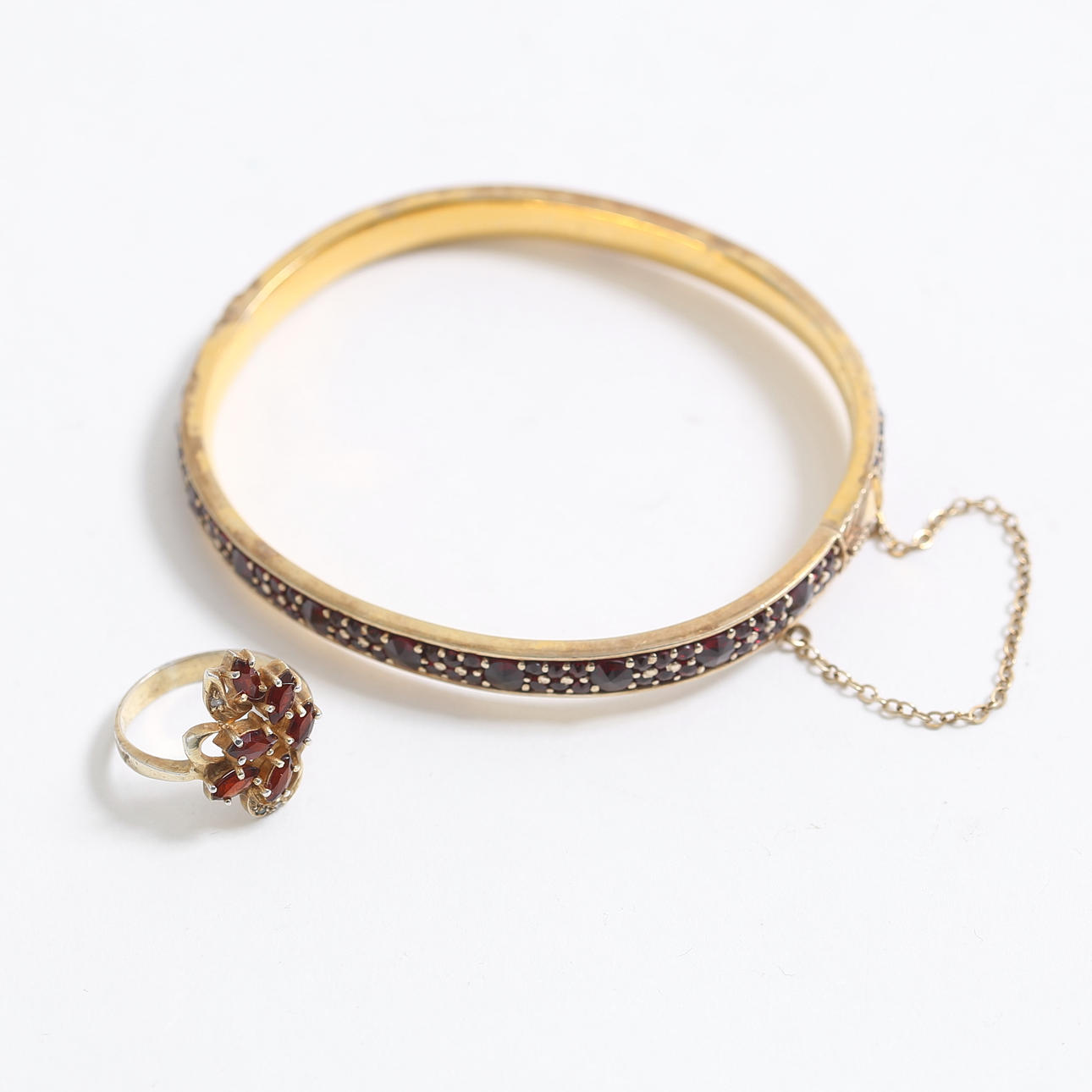 ARMREIF und RING, Granate/vergoldetes Silber.