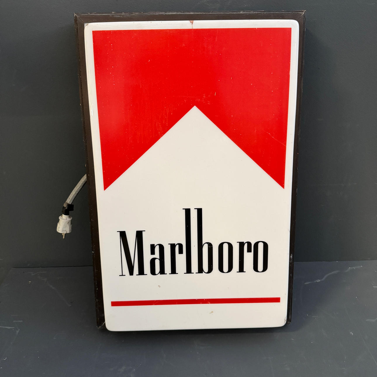 MARLBORO, a 1970s/80's light sign. Collectables - Advertising