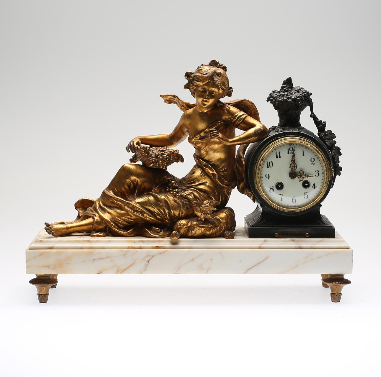 BORDSPENDYL, patinerad metall och marmor, sannolikt Frankrike, omkring år 1900.