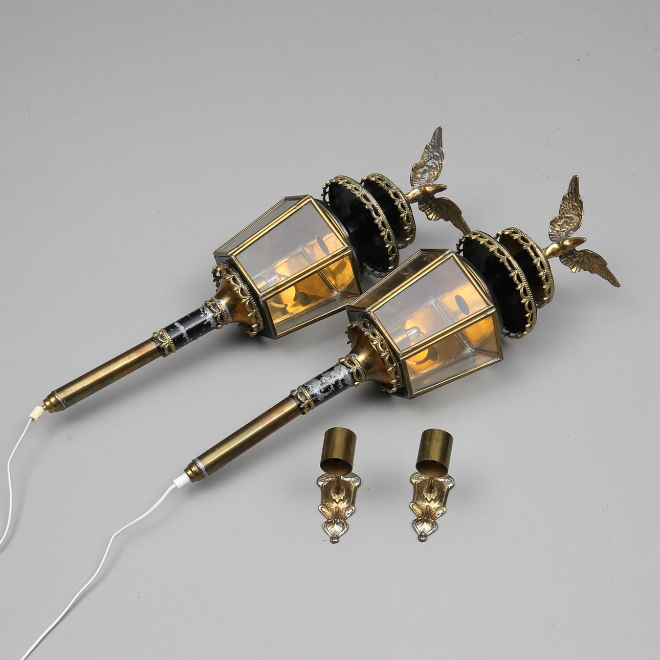 VAGNSLYKTOR/VÄGGLAMPOR, 1 par, mässing och lackerad metall, 1800-/1900-tal.