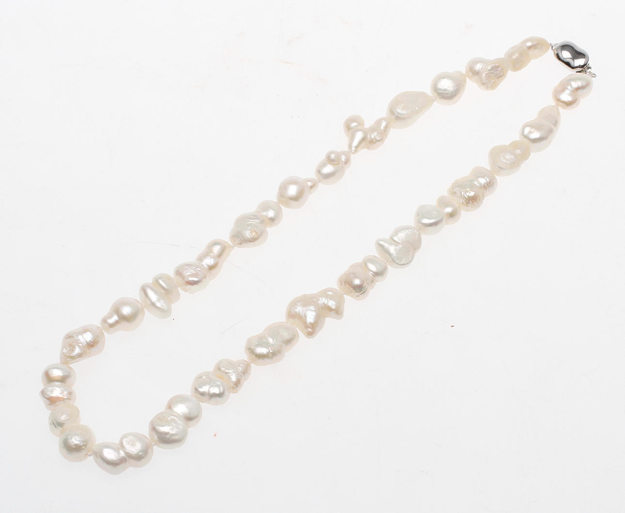 COLLIER, odlade sötvattenspärlor, silverlås, 1900/2000-tal.