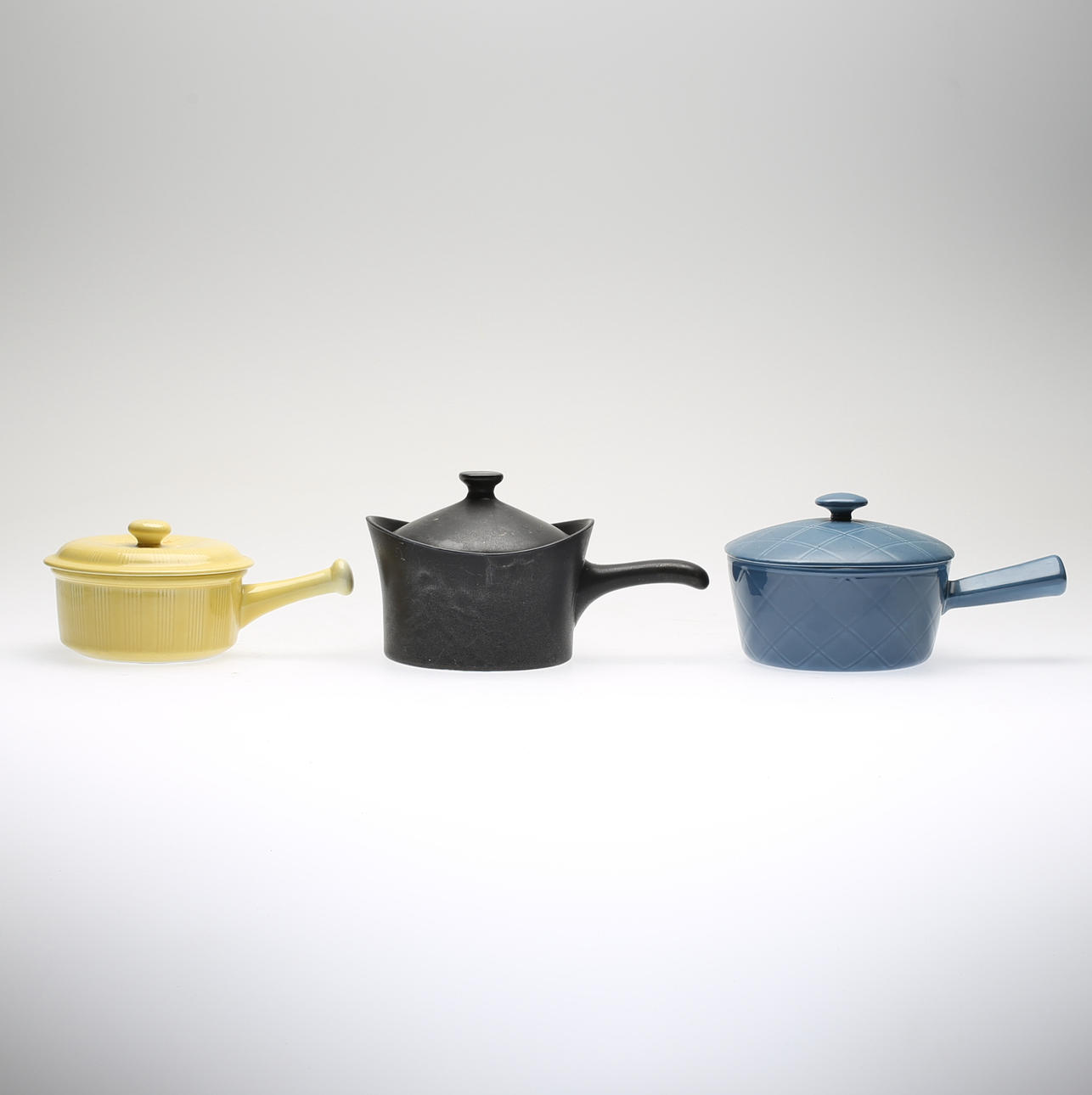 KAROTTER MED LOCK, 3 st, keramik, Gustavsberg, Uppsala-Ekeby/Gefle och Lidabruk, 1900-talets mitt.