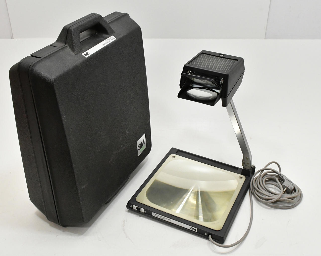 Retroproyector. El proyector portátil Five «O» Eighty Eight.