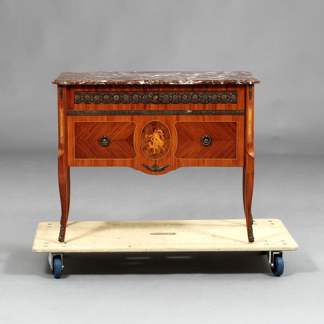 BYRÅ, gustaviansk stil, 1900-tal.