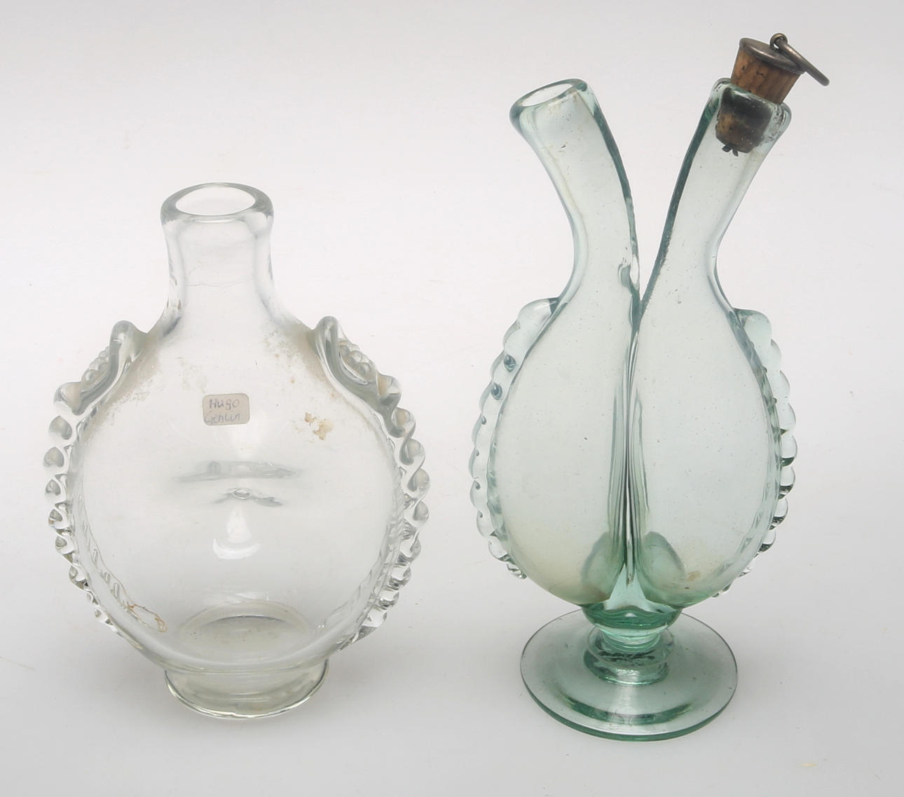 KARAFFER, 2 st, varav en Brännvinsflaska 1740, Gullaskruf.