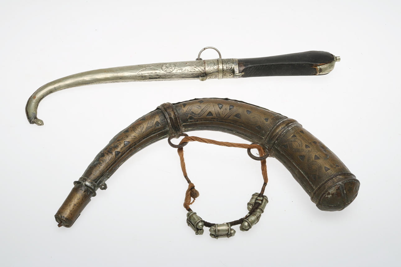 DOLK samt KRUTHORN, metall, 1800-tal.