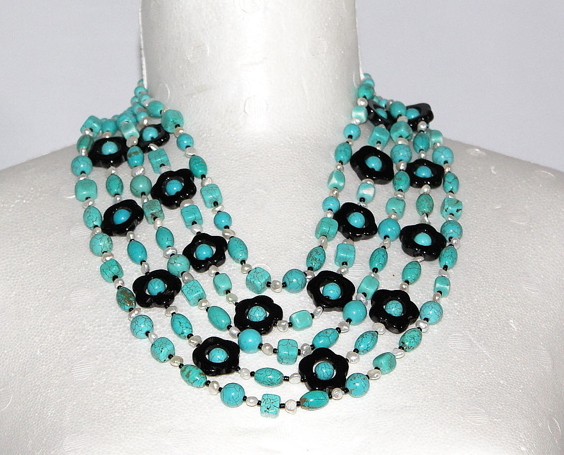 COLLIER 5-radigt turkos samt svart agat och pärlor.