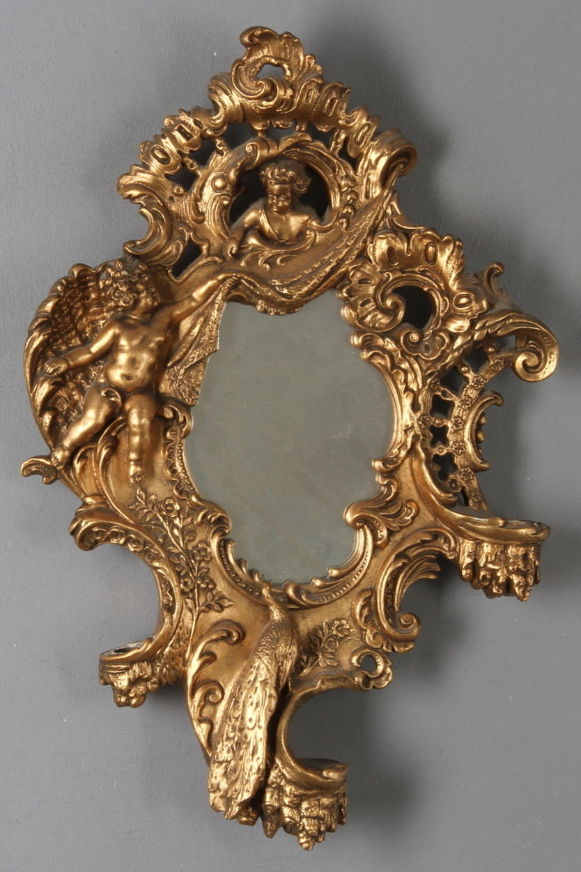 SPEGEL, med 2 ljushållare, dekor av påfågel och putti, 1900-tal.