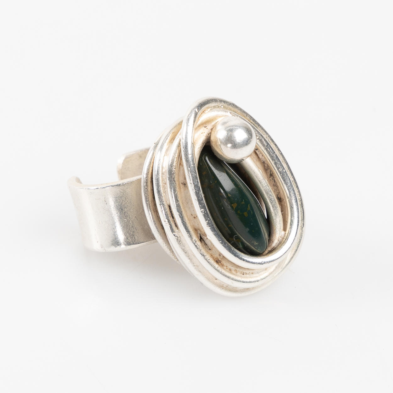 JACOB HULL (DANMARK). Ring, silver wire, silver-plated rail, Heliotrope ...