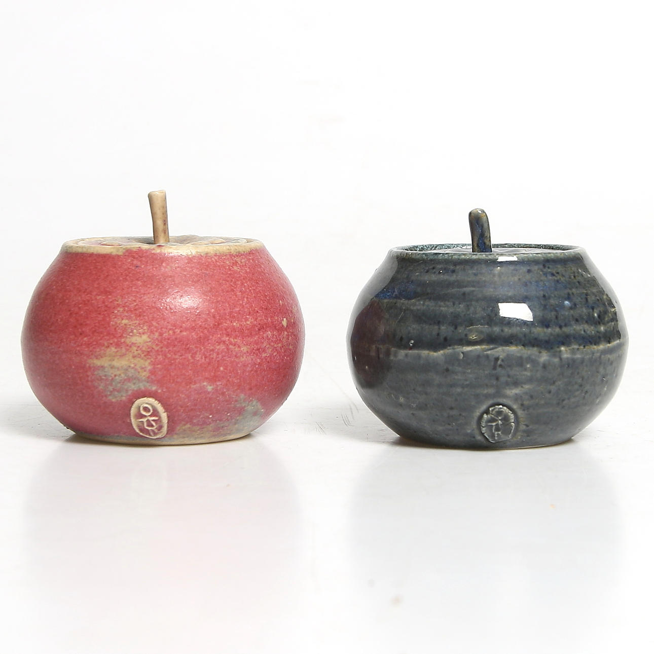 LOCKASKAR, 2 st, stengods, "Blåbär", signerade, Gudrun Nilsson, Strömfors, Boliden, 1900-tal.