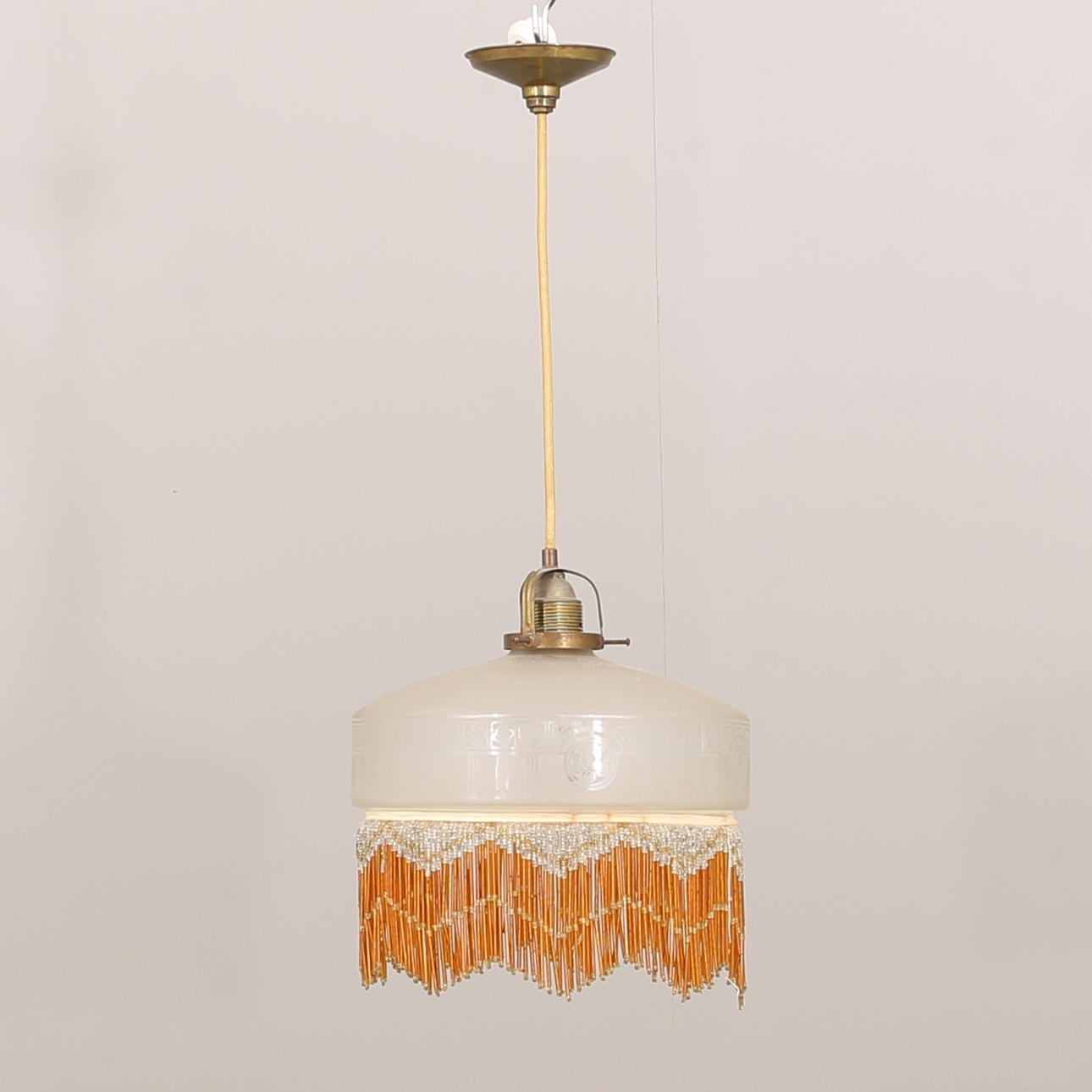 TAKLAMPA i glas med pärlemo, 1900-talets första hälft.